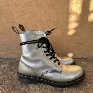 Dr. Martens Pascal metallic silver leather 8 eyelet lace-up boots 10 42